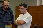 Předseda Jirka Sládek diskutuje a kontroluje své TT kolejiště