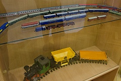 Modely ve vitrínách